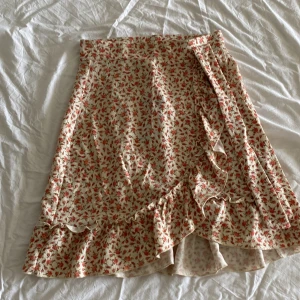 Blommig kjol - Köpt på Sellpy men är från GinaTricot Säljer då den va för liten. Skriv till mig vid frågor eller fler bilder🥰