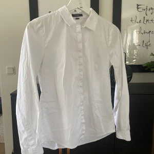 Skjorta - Vit figursydd skjorta från Esprit