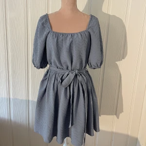 Klänning - NAKD - Somrig & söt klänning från NAKD💞 Skick: använd fåtal gånger Fler bilder? Skriv till mig så löser jag det!   Några frågor? Jag svarar så fort jag kan ❤️ Alla priser kan alltid diskuteras 😊