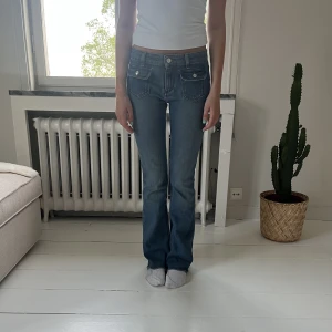 Jeans - Säljer dess jätte snygga jeansen från Zadig som jag tyvärr inte får så mycket användning av!💓💓De är klippta lite där nere men de passar bra på mig som är 167