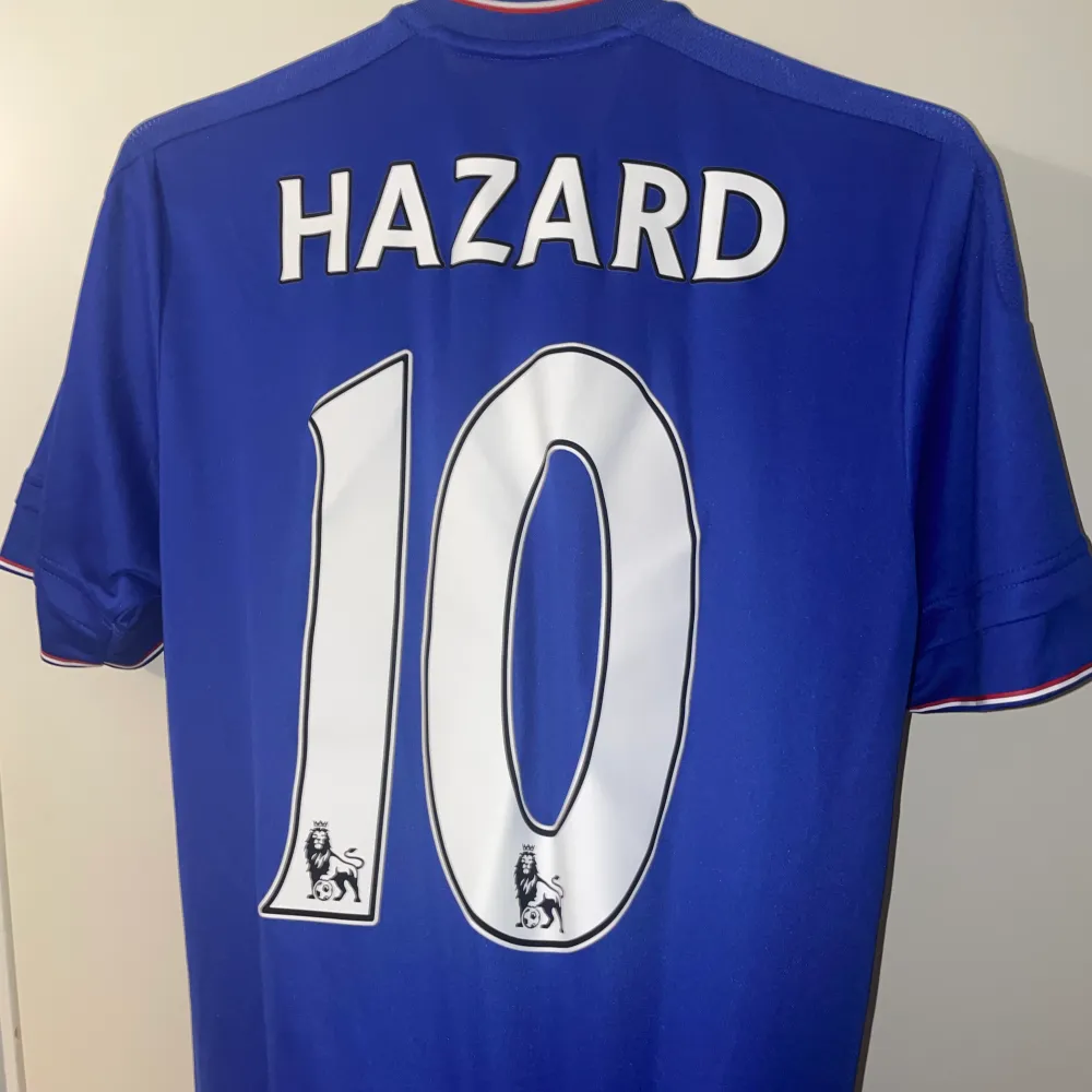 Chelsea fotbollströja Hazard på baksidan nummer 10 Blå Forboll   Storlek: S Skick: 8/10  Säljs då jag tömmer garderoben och växt ut av dessa.. T-shirts.