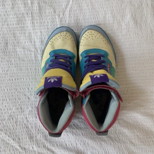 Adidas skor - Jätte coola adidas skor med massa färger!!