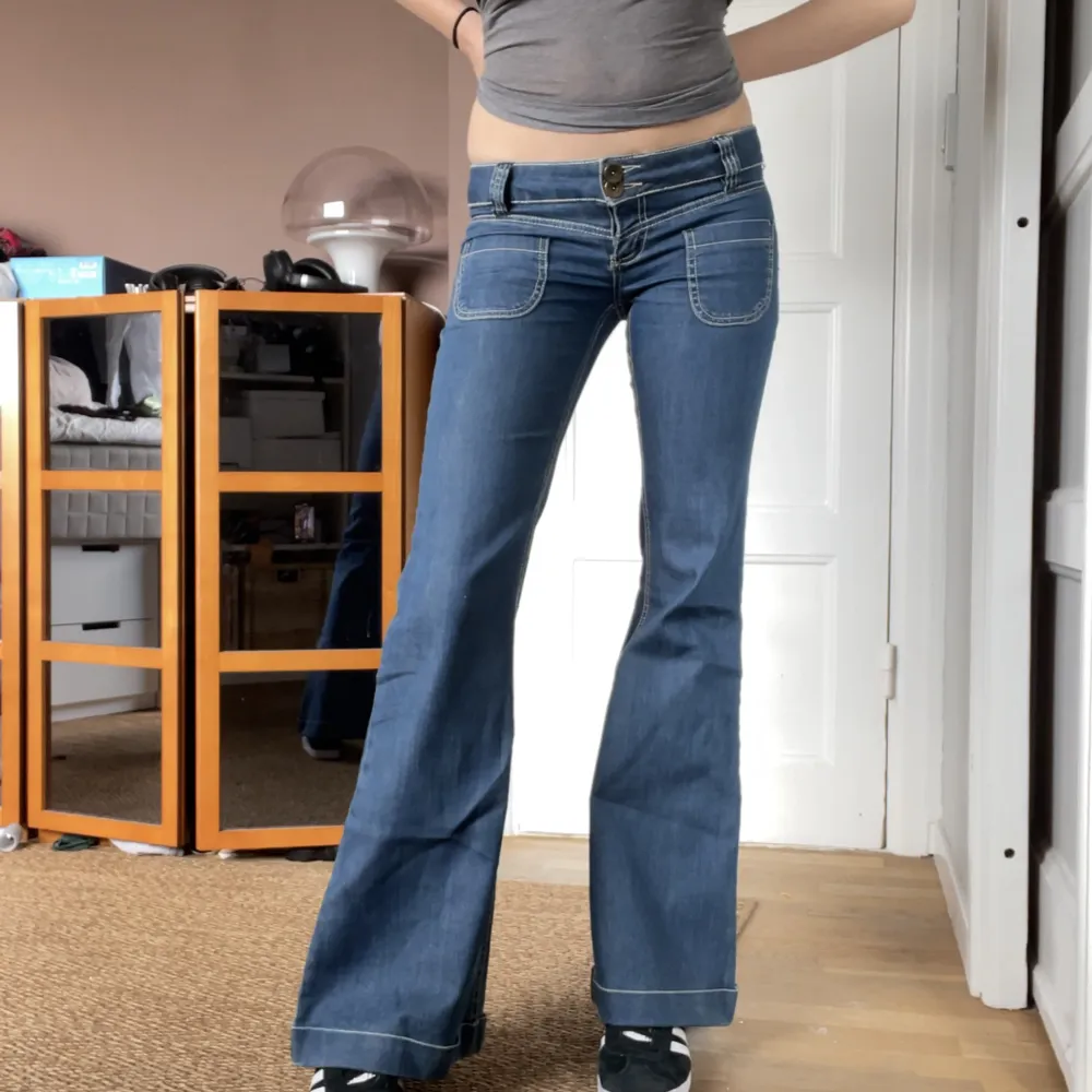 min favorit jeans! har tyvärr blivit snäppet för små därav säljer jag dom. Dom är i toppen skick - som helt nya. Jag är 175 och dom går ner till fötterna på mig - man kan även lägga ner dom så får man 5 cm till! 38 rakt över midjan, 83 längd, 29vidföttern. Jeans & Byxor.