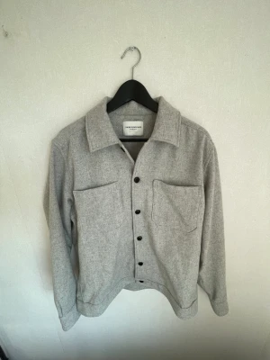These Glory Days - Overshirt/Jacka - I princip oanvänd Overshirt/Jacka från these glory days inköpt för några år sedan. Riktigt mysig och snygg med ullkänsla, perfekt för sena sommarkvällar. Storlek L, TTS.