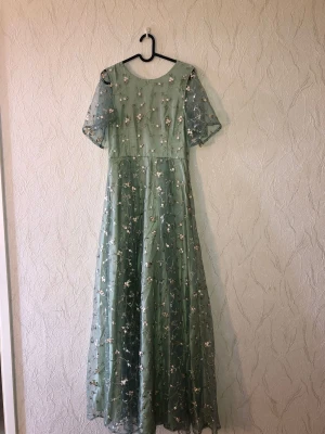 Somrig klänning - En vacker maxiklänning för endast 500kr. Storlek 36-38, använd i 3 timmar bara, ny skick