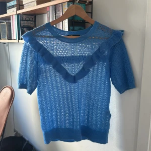 Maje topp - Jättefin Maje topp i storlek 2 vilket motsvarar typ S säljer den för den sitter lite för tajt för mitt tycke brukar ha m o den sitter endast lite tajt i armarna men annars lös så passar folk i min storlek också man är bekväm i det (be inte om bilder på)