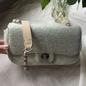 Väska - Glittrig väska som går att ha både över axeln & crossbodyn 🥰