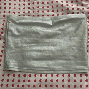 Glittrig tubtopp - Glittrig tubtopp med skimmer 