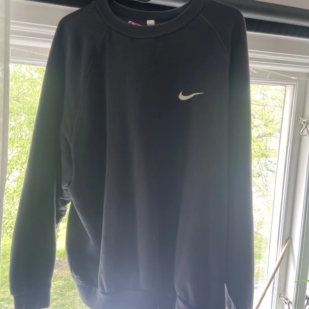 Mycket snygg och populär Nike Sweatshirt! Detta i en vintage modell. Sitter ganska boxy. Köpt från Selectvintage. . Tröjor & Koftor.