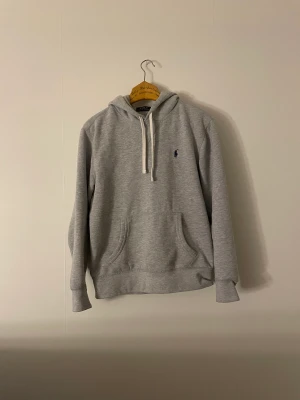 Ralph lauren hoodie  - Säljer min sköna och snygga Ralph lauren hoodie🤩 Den är använd några gånger och i utrmärkg skick! 