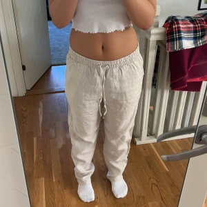 Linnebyxor  - Säljer dess snygga beiga H&m linnebyxorna. Har bara använts ett fåtal gången så de är i bra skick!