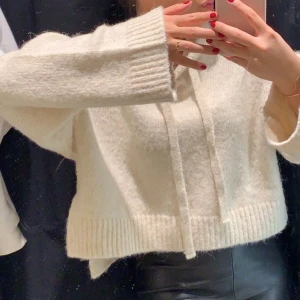 Stickad tröja - Stickad tröja med luva från zara.🤍 krämvit/beige