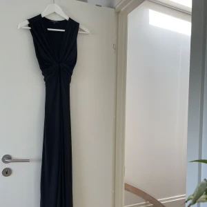 Illse jacobsen klänning - Ilse jacobsen klänning, svart i storlek s men passar även xs. Går att knytta på flera sätt, passar till sommar kvällar så väll som till bal/gasque. Ordinarie pris 1 575kr. 