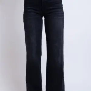 Säljer dessa super snygga svarta jeans från madlady, använda fåtal gånger därav inga egna bilder! Köparen står för frakten  Endast Swish! (Nypris 649kr)