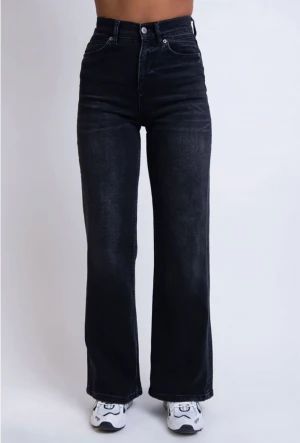 Svarta jeans från madlady  - Säljer dessa super snygga svarta jeans från madlady, använda fåtal gånger därav inga egna bilder! Köparen står för frakten  Endast Swish! (Nypris 649kr)