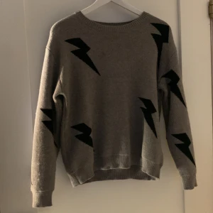 Brun stickad tröja med svarta blixtar på⚡️⚡️ - Aldrig använd vet inte storleken men jag är oftast en s och den passar fint💞