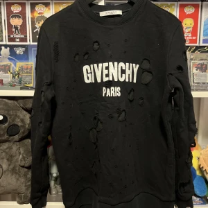 Givenchy Distressed Sweatshirt - Storlek XS men sitter lite större i storleken så den är mer som en Small. Skicket är 8/10.