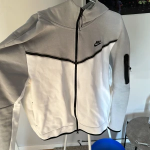 Nike tech fleece  - Inga tecken på användning, knappt använd, Max 4 gånger. Köpt på jd sport