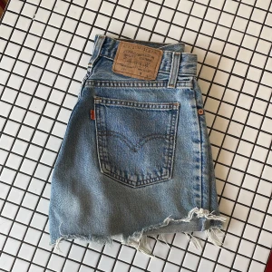 Vintage Levis shorts - Orange tab shorts, i fint skick! Jag är en XS. Skulle nog passa XS/S.