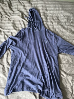 Ralph lauren hoodie  - Med en tår i ögat så säljer jag en av de sjukaste tröjorna som världen har skådat. Anledningen är att den helt enkelt har blivit för liten. Men är just du sugen så är den din för endast 399kr. Varan är i exceptionellt skick.