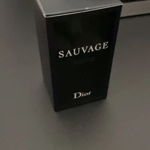 Dior Sauvage 100ml edT - sprayad max 5-10 gånger, nypris 1200 från kicks, syns knappt att den e sprayad. sjukt god doft riktigt manlig och populär doft. Kan rekommendera. Används dock inte mycket parfym för min del, som ny för billigt pris.