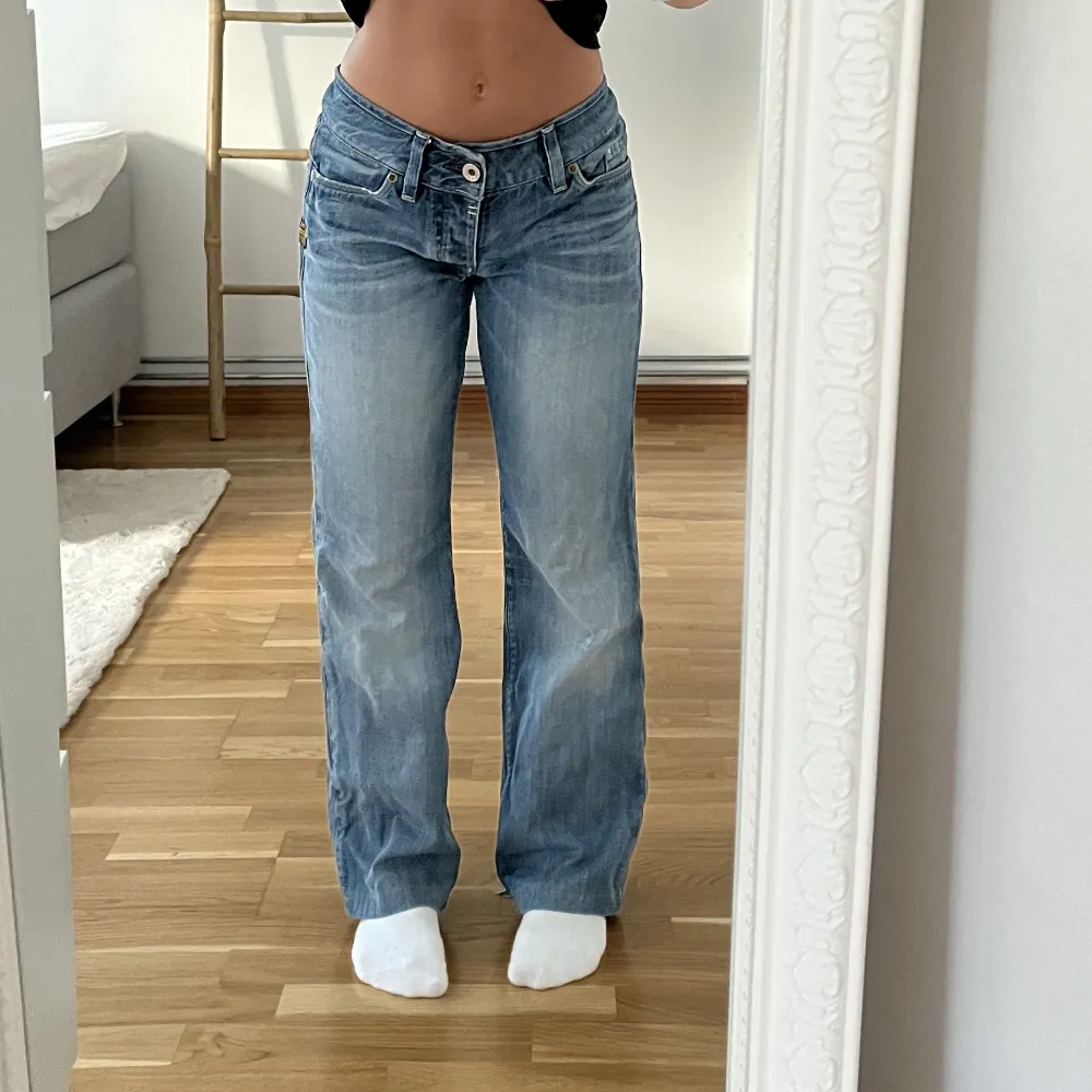 Ascoola lågmidjade jeans med snygga detaljer på baksidan. Innerbenslängden är cirka 75cm och midjemåttet är runt 80cm. . Jeans & Byxor.