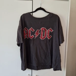 Tröja, AC/DC - Löst sittande t-shirt, lite kortare än vanlig t-shirtlängd. 