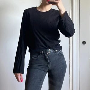 Tröja med axelvaddar - Knappt använd så i superfint skick! 