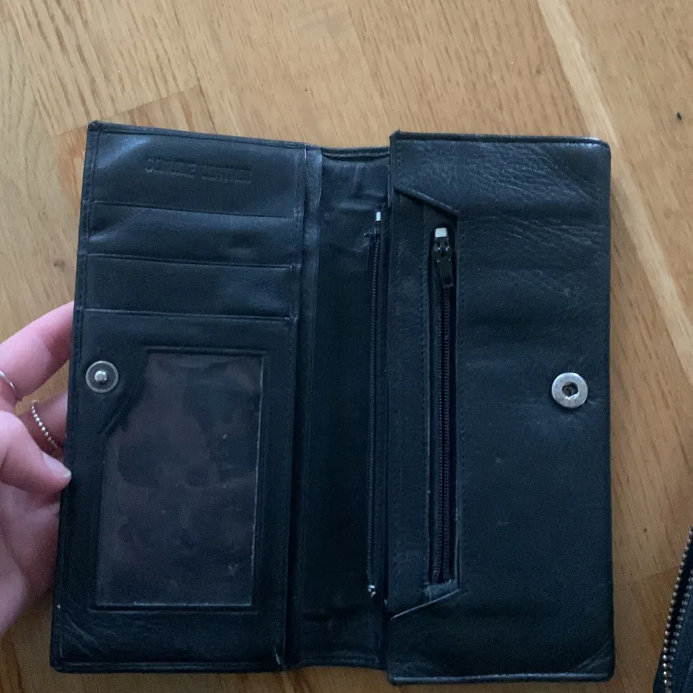 Säljer denna söta plånbok som är köpt på en secondhandbutik, därav mycket osäker om den är äkta eller inte. Plånboken är i äkta läder.🩷. Väskor.