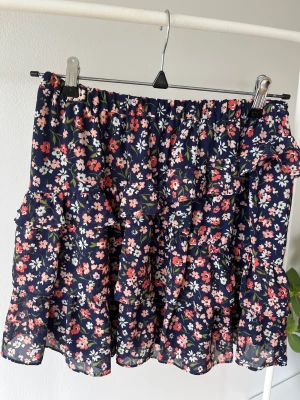 Blommig kjol Michael Kors - Blommig kjol som passar vår, sommar och höst. Superfin med stövlar.