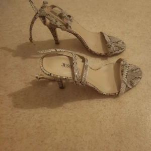 Klack skor - Hej säljer ett par klackskor storlkek 38