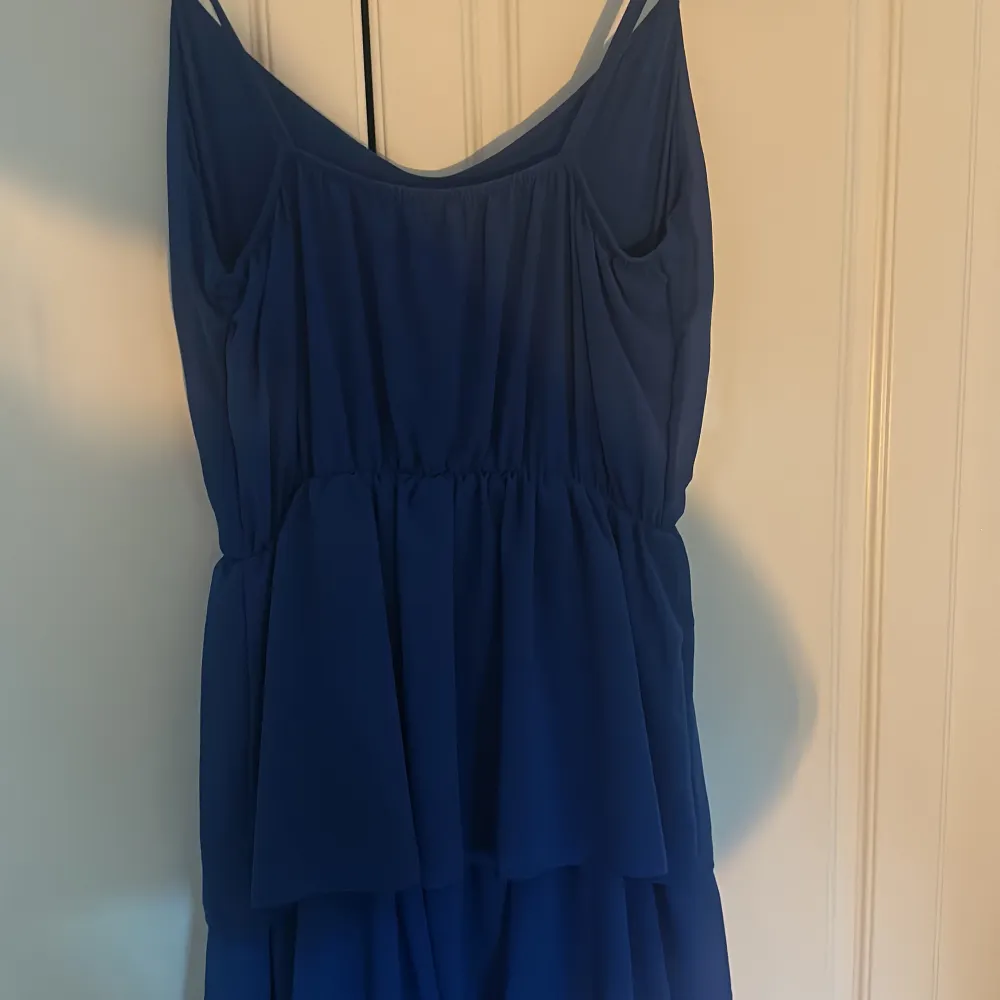 En superfin lite mörkare blå klänning som är använd 1 gång, i stolek M! (Frakt ingår inte). Klänningar.