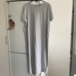 T-shirt klänning  - Helt ny T-shirt klänning med liten slits från lager 157 i storlek L. 