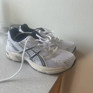 Nya Asics - Nya Asics sneakers, knappt använda 