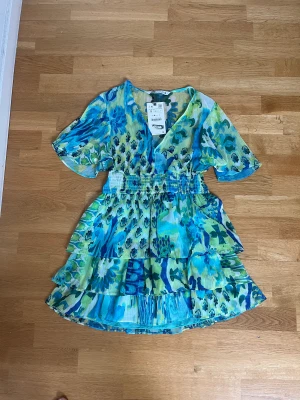 Zara klänning - Säljer denna superfina klänning som är helt oanvänd med prislapp kvar. Nypris är 399kr. Köparen står för frakt. (Säljer likadan klänning fast med lila detaljer istället för gula i storlek M)