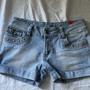 Så sjukt snygga y2k shorts! - Säljer dessa så fina vintage shorts med så coola detaljer (syns på bilder). Den som budar högst får dem. OBS! Skulle inte säga att den passar en L, snarare en XS/S. 