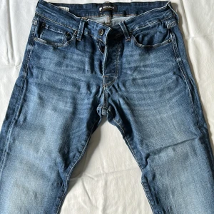 Blåa Jeans  - Blåa jeans från Jack and Jones modell Slim/Glenn 