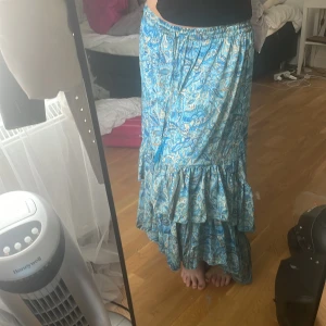 Lågmidjad kjol - Super fin lågmidjad lång kjol💙köpt för 699 kr. Storlek S men stretchigt material så passar XS-L 🌸 säljer även fler fina grejer ❤️helt ny med lapp kvar 