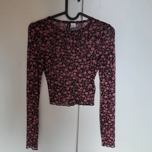 See through långarmad - En fin blommig see through tröja i st xxs🩷 (jag har xs o den sitter lite tajt på mig men passar🌸) tröjan är från H&M🤍 kontakta mig för fler bilder🫶🏼