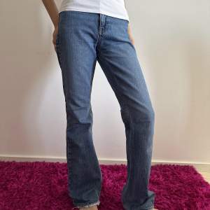 Jättefina jeans med slitningar! Kommer inte till användning och är i bra skick🙌🏼