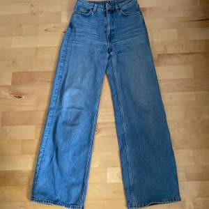 Har tyvärr växt ur dessa ljusblå jeans och säljer dem därför. Bra skick.