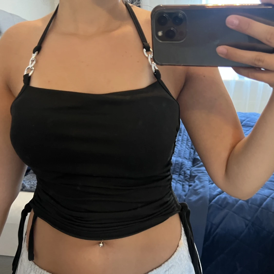 Svart top me önskad längd och silver detalj.