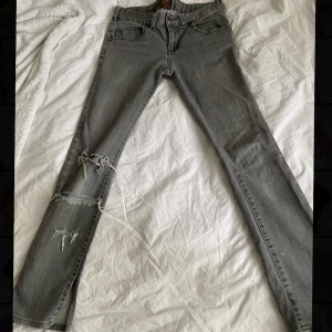 jeans - gråa lågmidjade jeans med slits nertill, innerbenslängden 79cm midjemått 40x2 cm. bra skick, köpta secondhand 🤍