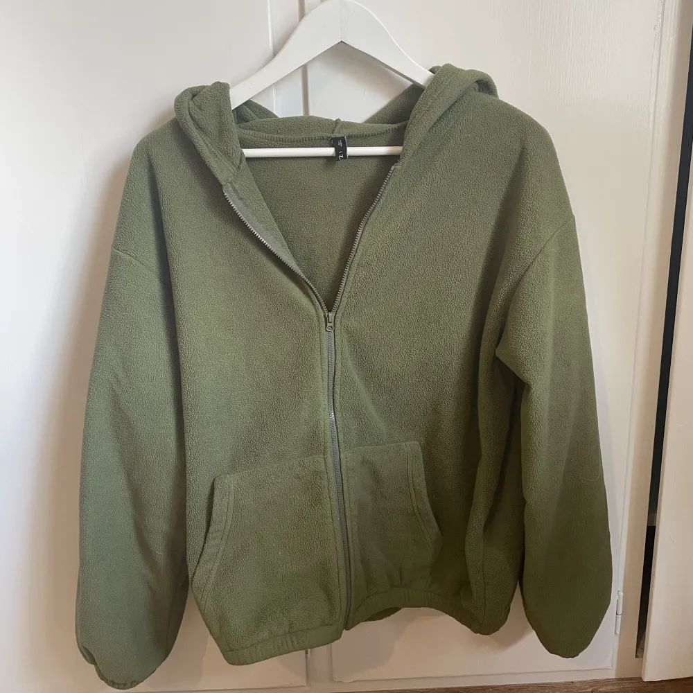 Grön hoodie från Zaful, passar strl S/M. Inte alls mycket använd. Hoodies.
