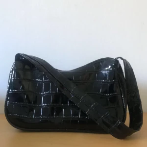 Svart väska  - Köpt den från shein med priset 54kr och säljer för bara 40 kr! En lagom liten väska som får plats med din mobil, plånbok osv!! 💕Kommer inte till användning därför vill jag sälja! Den är gott skick✨