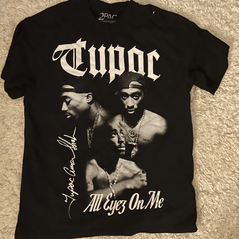 2 oversized t-shirts i strl S  En med Tupac tryck och en med Aaliyah Nästan aldrig använda  100kr/st. T-shirts.