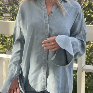 Twist and tango blus - En jättefin jeansblus från twist and tango i fint skick! Vida armar med slit.