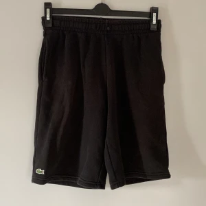 Lacoste shorts - Ett par fina shorts i storlek 152/12. Dom är i skick 8/10. Hör av er vid frågor.