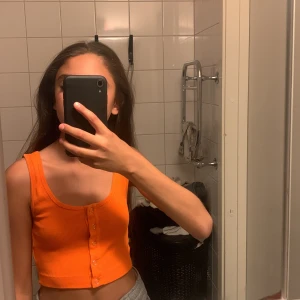 Magtröja🧡 - Snygg✨🤩 magtröja i färgen orange🧡, från bik bok. I perfekt form i storlek-XS. 