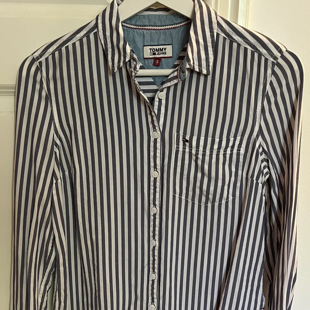 Jättefin skjorta från Tommy hillfiger, Köpt här på plick⚡️ Skulle säga att den sitter mer som en xs än s.. Skjortor.